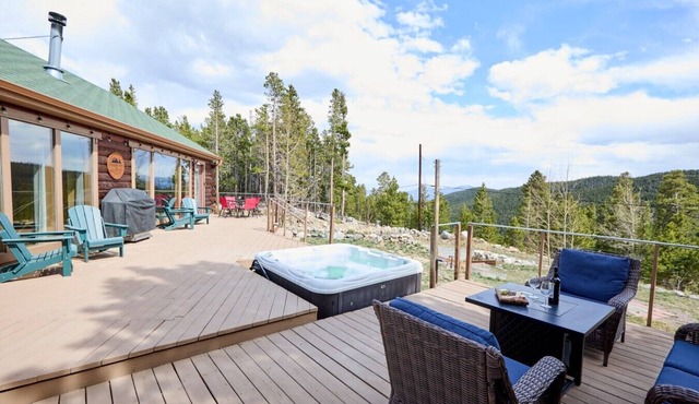 Romantic Retreat with Incredible Views and Hot Tub