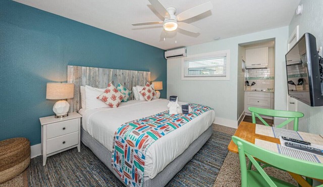 Room 10 · Renovated Boutique Hotel room with a Pool and dock