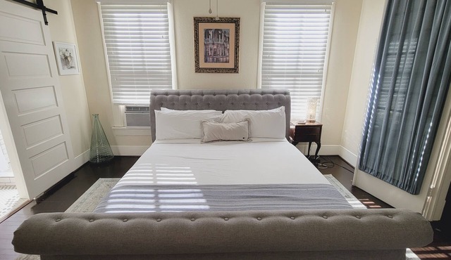 Sail La Víe - 1/1 King with full kitchen - EEHD - Walk Downtown or Cruises