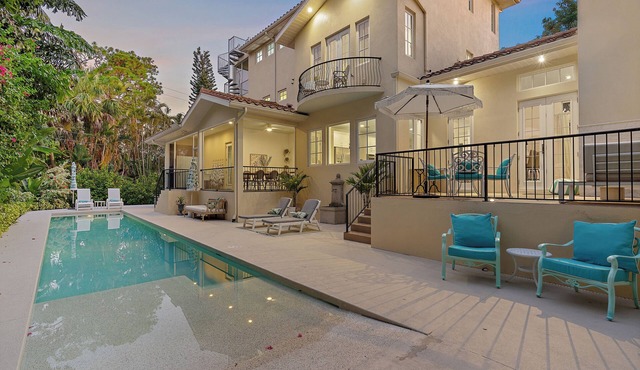 Sapphire Shores | Luxury Pool, 2 Fireplaces, Game Room + 2 Bars!