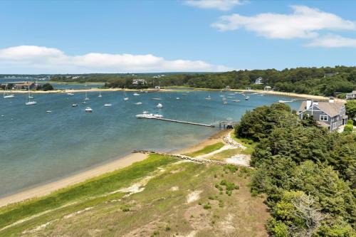 Scraggy Neck 5-Bed Retreat, Fenced Yard with Deck , Sleeps 10, Dog-Friendly, Grill, Community Boat Ramp and Playground, Scenic Loop for Walking and Biking, Perfect Vacation Getaway, 24 Hour Hospitality