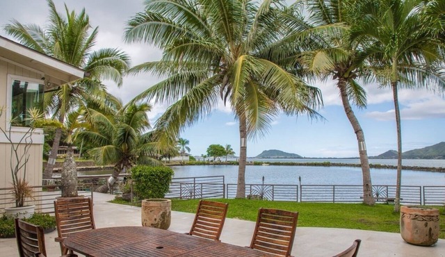 Sea Breeze Estate~Can sleep up to 24! Waterfront, Spa, AC!