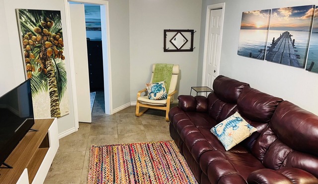 Sealy Suites B Historic East End - Walk to Beach, UTMB & Strand