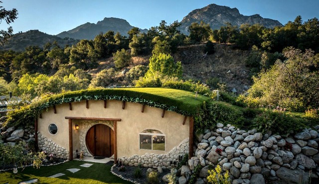 Sequoia Haven Hole - Whimsical Earthberm FairyTale, Riverfront. 1 min to Sequoia