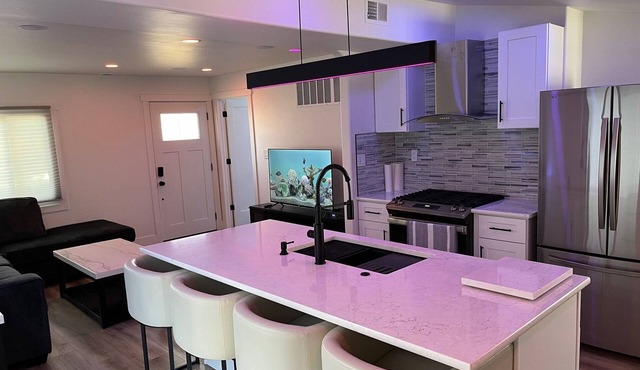 Shanti House: Luxury 2 bedroom and 2 bath home with Steam shower. Walk Downtown!