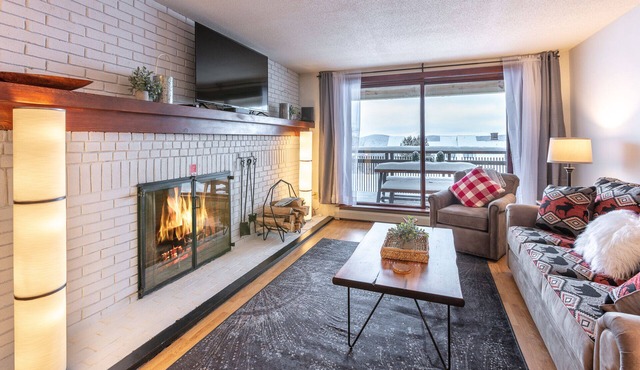 ⭐️Ski On-Ski Off Cozy Mountain Condo w/Real Wood Fire Place- King Bed 2-Bed/Bath