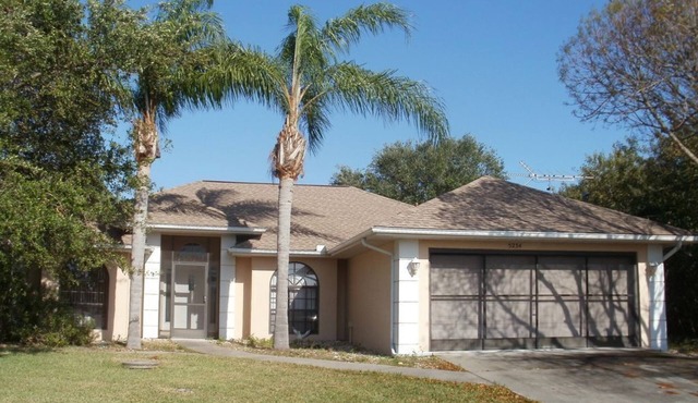 Soothing 3-bedroom house with AC in Port Charlotte. On the river near beach