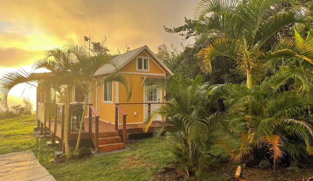 South Kona Country Cottage with bedroom loft and outdoor screen room.