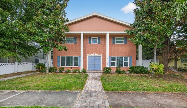 Spacious 4-bedroom in Beautiful Downtown St Petersburg with AC, Billiards & BBQ