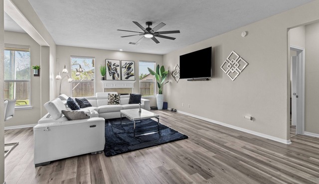Spacious 4-bedroom house with pool table in charming Rosenberg