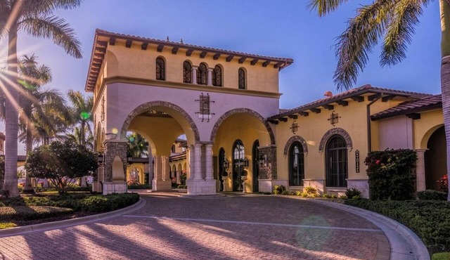 Spacious 4-bedroom house in tranquil Venice with private lanai.