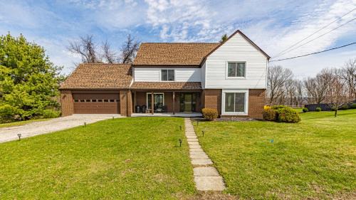 Spacious 4BR Retreat With BBQ and Gym Sleeps 14