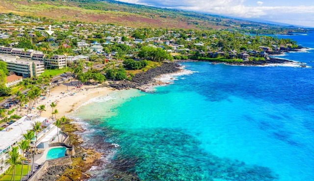 Spacious 5 Bedroom Kona Home w/Pool and Hot Tub!