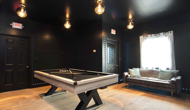 Spacious 5 bedroom Modern Rental w/ POOL TABLE