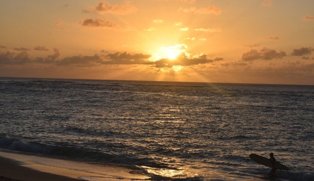 Spacious and clean; 2 min walk to beach; 2 bedroom North Shore Ohana w/AC