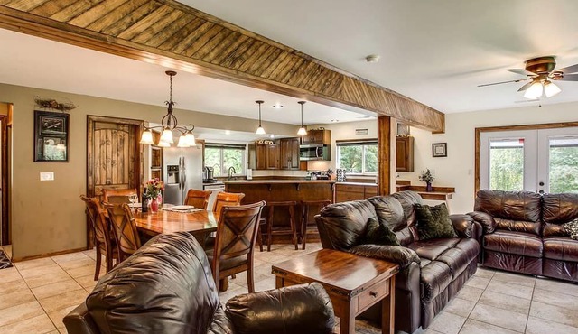 Spacious Cabin Rental for Families near Leavenworth, Washington