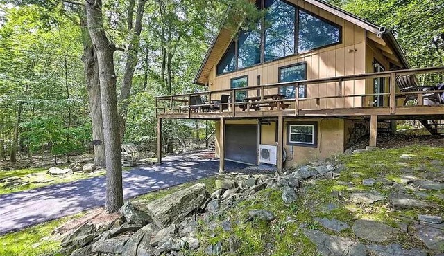 Spacious Poconos Cabin for Families and Groups with Lake Access and Activities in Coolbaugh Township, PA