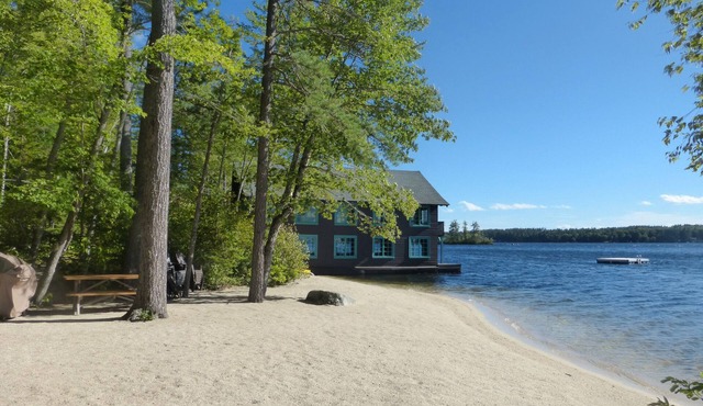 Spacious Superstar's home on 20 acres, private beach, boathouse & piano