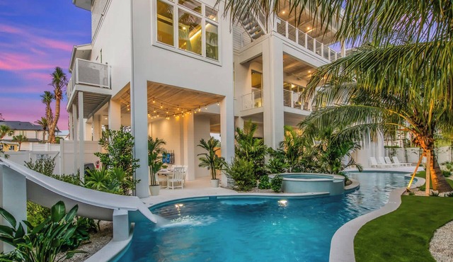 Sports Lovers Dream - Steps to Beach - Gulf Views!