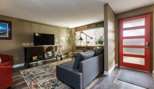 #StayInMyDistrict Eclectic Boise Townhouse near St. Als