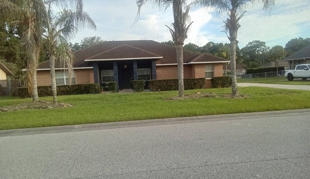Stunning Lovely Large 3-bedroom house, Large backyard, back porch, & Garage.