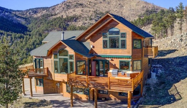 Stunning Luxury Mountain Getaway 15 mins from Boulder w/ Incredible Views