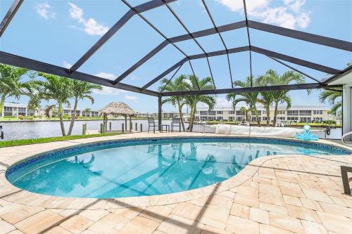 Stylish Getaway , Heated Pool, Kayaks, Tiki Hut and Sunsets - Pearo Paradise Resort - Roelens