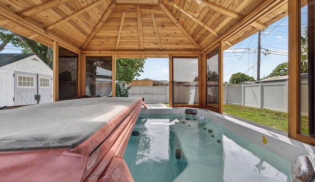 Sun-Filled Escape with Large Private Hot Tub