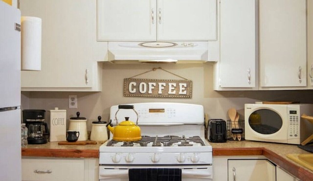Sunny 4 Bed 2 Bath Providence