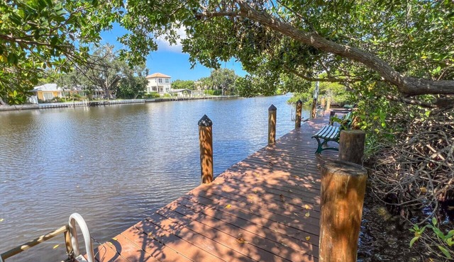 Sunny Central Sarasota Retreat