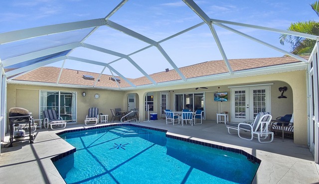 Sunny Sportsman, Sleeps 8, heated pool, 2 suites