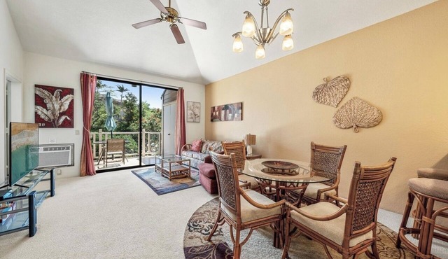 Sunny Top Floor Condo, 10 minute walk from Wailea beaches