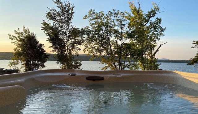 Sunrise Lake House, Comfort-Hot Tub-Beach!