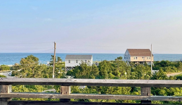 Surf House - Steps from Charlestown Beach
