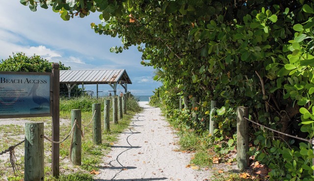 Surfer Girl - Cute and Cozy Bungalow close to the beach with direct beach access