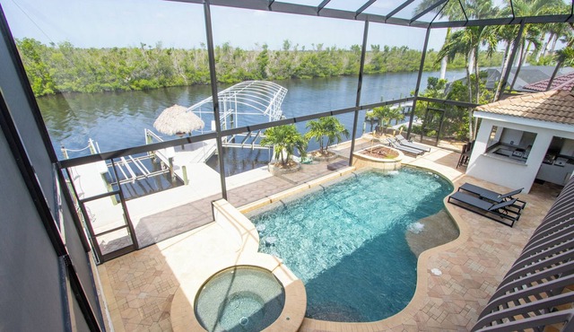 SW Cape Coral Vacation Rental Direct Access 5 bedroom 4.5 bathroom Pool & Dock - Sunset Hideaway