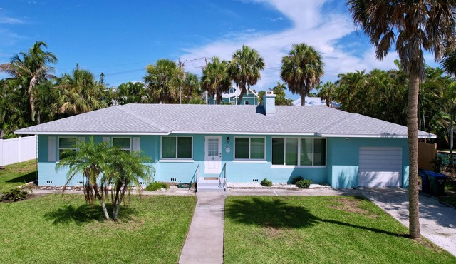 Sweet Slice of Old Florida Charm with modern amenities, large yard & beach gear