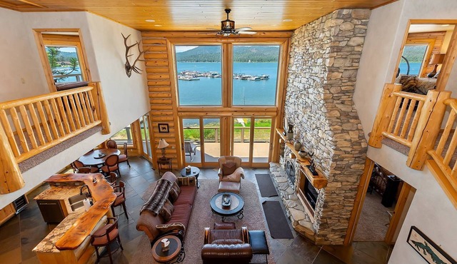The Grand On the Shore by Destination Big Bear : Luxury Lakefront! Garage Parking! Pool Table! Hot Tub! Walk to the Village!