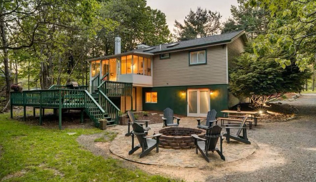 The Green Utopia w/Hot tub & FirePit by Kalahari