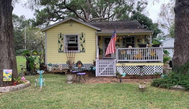 The Mermaid Inn Beach Cottage, Seabrook, NASA, Kemah, pet friendly!