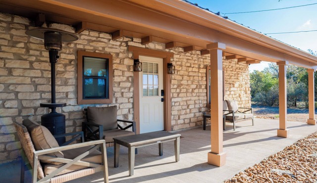The Mockingbird Cabin - Peaceful Hill Country Getaway