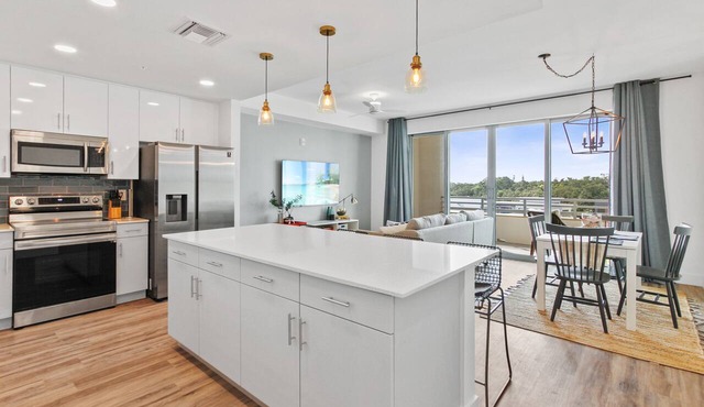 The Strand 521 - Luxury Top-Floor Suite - Breathtaking Bay Views - Pool & Spa