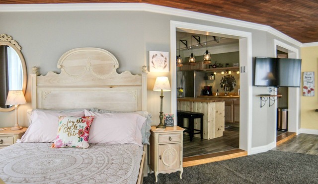 The Waterfall Suite Studio Apartment With Kitchen and Hot Tub! in Pendleton