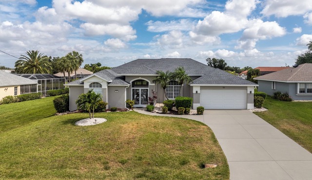 Three bedroom, 2 bathroom Pool home overlooking a canal in Rotonda West.