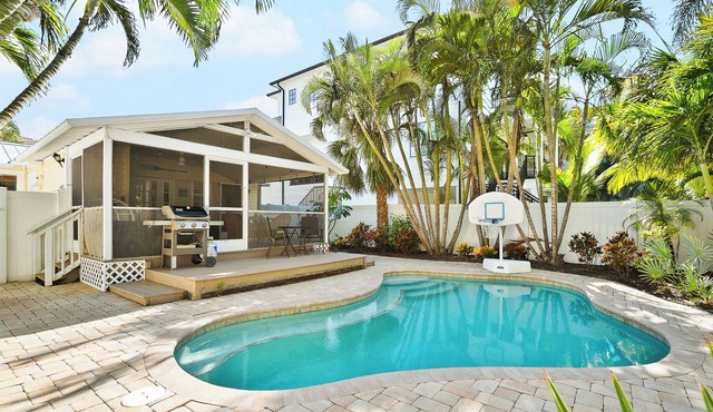 Tortuga Cottage · 1915 · Pool · Pet-Friendly
