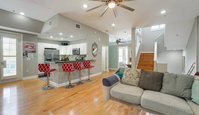 Townhome on Clearwater Beach! 30 Second Walk to the Beach! Free Parking!