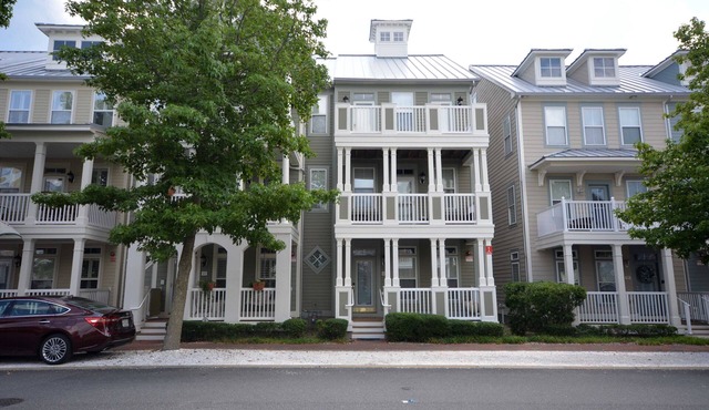 Townhouse at the Sunset Island luxury 5 Bd , free WiFi with in gated community.