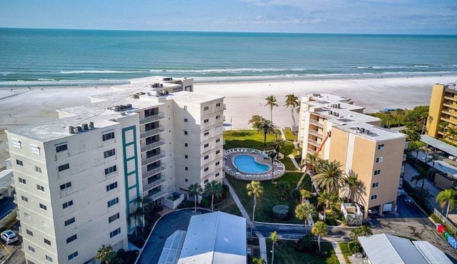 Tranquil villa with private beach, 2br/2ba 3 pools, complex on beach! Renovated