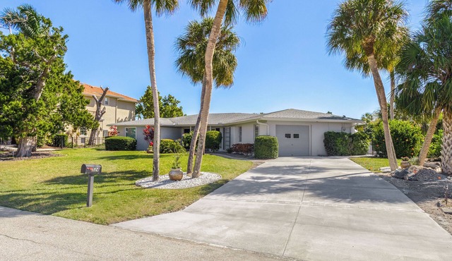 Tropical Canal Home–Pool, Sun & Water Access: Paradise Cottage in LBK by RVA
