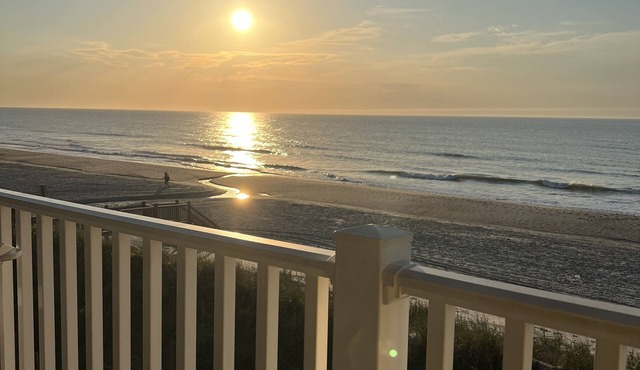 "Truly Charming" Recently Renovated Oceanfront Beach Condo